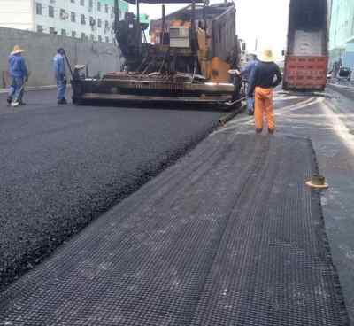 河北石家莊雙向玻纖土工格柵 質(zhì)優(yōu)價(jià)低，引領(lǐng)鋼塑土工格柵行業(yè)先鋒